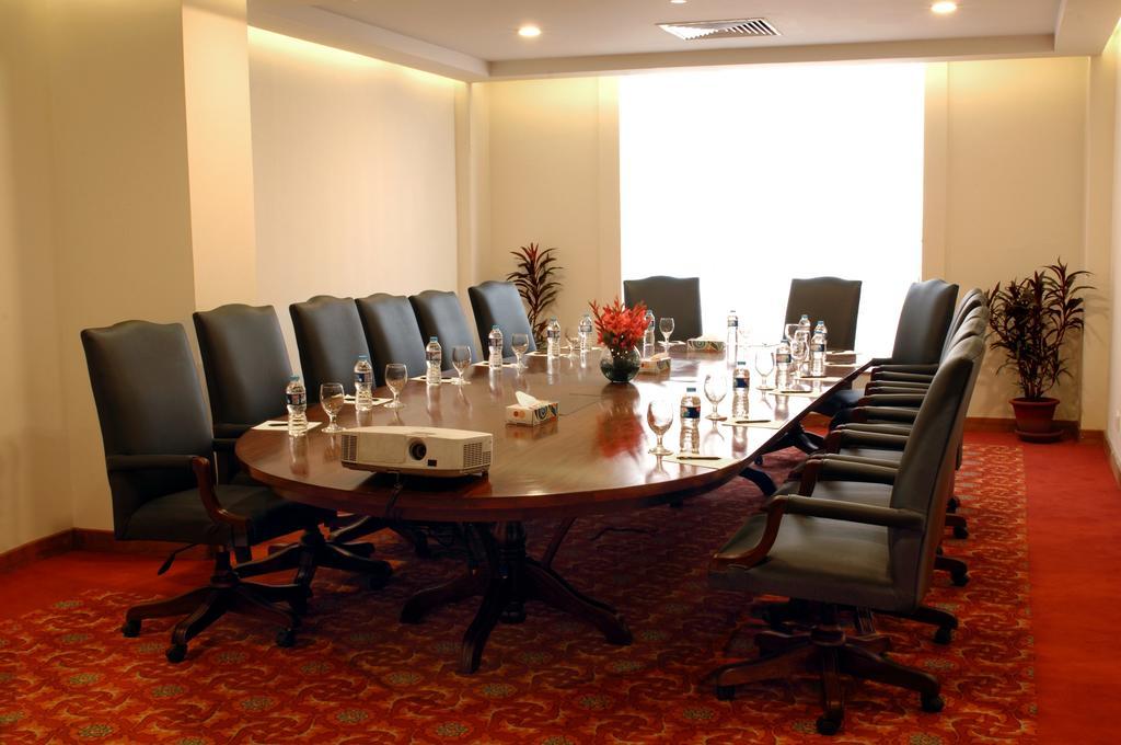 Faisalabad Serena Hotel Buitenkant foto
