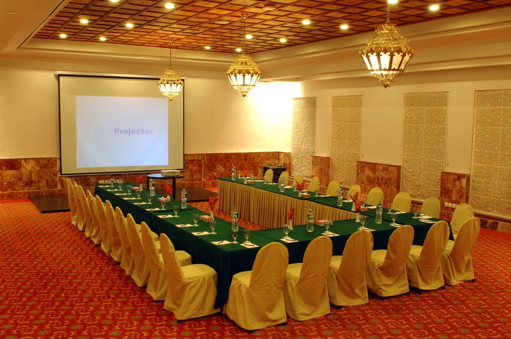Faisalabad Serena Hotel Buitenkant foto